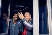 Sven (Sven Daniel Bühler, r.) versucht, eine Drohne vom Himmel zu schießen. Yannik (Rojan Juan Barani, l.) schaut aufmerksam zu.
