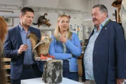 Die Kommissare Hansen (Igor Jeftic, l.) und Hofer (Joseph Hannesschläger, r.) befragen Astrid Schuhmann (Esther Kuhn, M.), die für die Ermittler ein klares Mordmotiv hat.