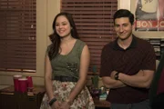 Erica Goldberg (Hayley Orrantia, l.); Geoff Schwartz (Troy Gentile, r.)