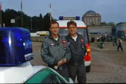 Pilot Alex (Matthias Leja, l.) und Wollcke (Oliver Hörner, r.), der neue Bordmechaniker, sind schon nach wenigen Einsätzen ein eingespieltes Team.