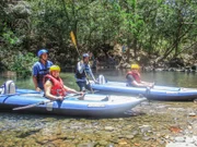Daniela Wolpert und Dennis Rowlin sitzen in Rafting Booten bei ihrem Ausflug in Costa Rica.