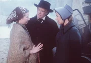 Durch Helen Andruss (Judith Weston, l.) erfahren Caroline (Karen Grassle, r.) und Dr. Baker (Kevin Hagen, M.) von dem schlechten Gesundheitszustand ihrer Freundin.