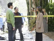 Eli (Jamie Kennedy, l.) und Melinda (Jennifer Love Hewitt, r.) versuchen alles, damit Edwin Hathaway (Arye Gross, M.) ins Licht gehen kann ...