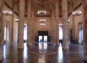 Börsensaal der Lonja de la Seda (Seidenbörse). Der prächtige Saal (Sala de Contratacion) ist eine 3-schiffige Basilika mit 8 freistehenden Säulen. Hier wurde die Seide gehandelt.