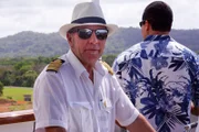 Kapitän Morten Hansen mit Sonnenbrille und Panamahut bei der Fahrt durch den Panamakanal auf der Nock des Kreuzfahrtschiffs Grand Lady.