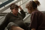 Greta Malinger (Lydia Lehmann, r.) ging mit Valeria (Sophie Pfennigstorf, l.) los, um Treppen zu steigen und so den Geburtsvorgang anzuregen. Doch plötzlich platzt Valerias Fruchtblase und Wehen setzen ein.