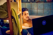 Yannik (Rojan Juan Barani) macht es sich in der Badewanne „gemütlich“.