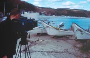 Sie erreichen Höhen von mehr als 30 Meter und rasen mit Geschwindigkeiten von bis zu 700 km/h auf die Küsten zu - Tsunamis. Dort, wo sie auf das Land treffen, hinterlassen die Riesenwellen nichts als Verwüstung, Chaos und Tod. Immer wieder erreichen sie auch dicht besiedelte Küstenabschnitte Japans, dem von Tsunamis am schwersten betroffenen Land.