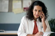 Dr. Leyla Sherbaz (Sanam Afrashteh) bekommt eine Absage.