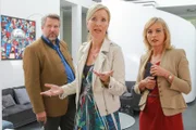 Die Rosenheimer Ermittler Anton Stadler (Dieter Fischer, l.) und Verena Danner (Katharina Abt, r.) vermuten, dass Charlotte Rehlinger (Katarina Klaffs, M.) nicht die ganze Wahrheit erzählt.