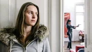 Die Prostituierte Victoria Oshchypko (Janina Rudenska) wird von Mina Sandra Nomura "Asia" (Puti Pandeka Kaisar) verfolgt.