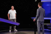 Moderator Alexander Bommes mit dem Kandidaten Martin Merx.