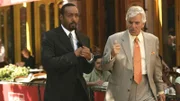 Die Detectives Green (Jesse L. Martin, li.) und Fontana (Dennis Farina) ermitteln im Mordfall Barrows. Wer hat den Mann, kurz bevor er bei seiner komatösen Frau die lebenserhaltenden Maschinen abschalten lassen wollte, ermordet?