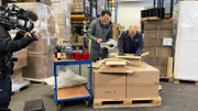 Jo Hiller mit Transportexperte Niels Wildner beim Packen von Testpaketen für den Versand-Check.