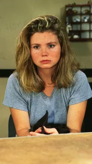 Vivi (Annette Frier) wartet auf ihre Verhandlung - die Frauen haben entschieden, Gericht über sie zu halten.