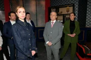 Gerner (Wolfgang Bahro, M.) lässt Zoe (Lara Dandelion Seibert, l.) seine Wut spüren. Rechts Katrin (Ulrike Frank)