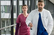 Viktoria Stadler (Isabella Krieger, l.) und Dr. Matteo Moreau (Mike Adler, r.) sind in Sorge um Ihren Patienten.