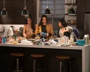 Chastity (Meg DeLacy, l.), Lucy (Melissa O'Neil, M.) und Celina (Lisseth Chavez, r.) sind auf einem ungewöhnlichen Junggesellinnenabschied und setzen alles daran, die Hochzeitstorte zu retten.