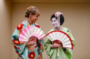 Nina Heins (li.) trifft Maiko in Kyoto und lernt die anmutigen Bewegungen einer Geisha.