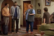 Alan (Jon Cryer, l.), Walden (Ashton Kutcher, M.) und Berta (Conchata Ferrell, r.).