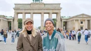 Am Brandenburger Tor startet Lisas und Lenas Zeitreise in die Geschichte der DDR.