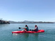 Jungköchin Steffi (Stephanie Gehrlein) und Hotelpraktikantin Martha (Martha Auracher) haben den Vormittag frei und müssen ihren Dienst in der Küche erst gegen Mittag antreten. Zeit für die beiden einen kleinen Ausflug auf die nahegelegene Isla Chiquita zu machen. Steffi erzählt, dass sie sich dort einfach mal umschauen wollen, Hängematten haben sie schon entdeckt, und dass sie sicherlich auch noch etwas auf dem Wasser unternehmen werden. Vom Betreiber der Insel erfahren sie, dass man Kajak fahren kann, also beschließen sie spontan dies zu tun.