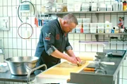 Metzgermeister Olli Häcker nennt sich selbst den Maultaschenkönig und macht echte schwäbische Maultaschen mit besten Zutaten und viel Liebe zum Handwerk.
