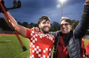 Robin Menger (l.) jubelt mit seinem Trainer und Vater über den Sieg im Finale Deutschen Meisterschaft im Amputierten-Fußball.