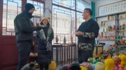 Ash Dykes mit Frau Liu Xiaojuan (Managerin des Dajing Tourist Center) im Geschäft von Herrn Yang Heifeng (Handwerker für Teigfiguren).