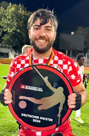 Robin Menger, glücklich über den Sieg im Finale der Amputierten-Fußballbundesliga 2024.