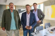 Der Ex-Freund des Opfers, Klaus Köhler (Serge Falck, M.), rückt auf die Liste der Verdächtigen von Hofer (Joseph Hannesschläger, l.) und Hansen (Igor Jeftic, r.). Wollte er die Trennung nicht wahrhaben?