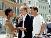 Jakob (Hardy Krüger jr., re.) macht seinen Jugendfreund Georg (Thorsten Nindel) mit seiner Frau Madlon (Dennenesch Zoude) bekannt.