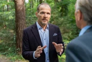 Markus (Tim Ben Schöfer, l.) bringt Schorsch (Klasu Haderer, r.) die schlechte Kunde und muss dabei schwindeln.
