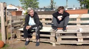 Jonas sucht eine Wohnung und holt sich Tipps bei Dagmar.