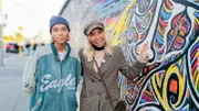 Nur ein längeres Stück Mauer steht noch! Lisa und Lena an der East Side Gallery.