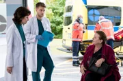 Prof. Dr. Karin Patzelt  (Marijam Agischewa, l.) staunt nicht schlecht, als sie in der Notaufnahme überraschenderweise auf Gerda Mollwitz (Ingrit Dohse, r.) trifft, die gerade von Dr. Mikko Rantala (Luan Gummich, 2.v.l.) wegen einer Sprunggelenksverletzung aufgenommen wird.