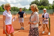 Als ein Mord im noblen Rosenheimer Tennisclub passiert, sind die Spielerinnen Uta Reisch (Melanie Wiegmann, l.) und Christiane Loth (Isabella Schmid, r.) sowie Trainer Julian Steger (Jan Hartmann, 2.v.l.) entsetzt. Verena Danner (Katharina Abt, 2.v.r.) beginnt mit den Ermittlungen.