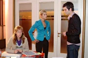 Weder Sabrina (Nina-Friederike Gnädig, M.) noch Lisa (Alexandra Neldel, l.) trauen ihren Ohren: David (Mathis Künzler, r.) hat sich entschieden, Lisa am Abend zum Empfang mitzunehmen.