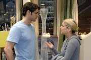 Anna (Jeanette Biedermann, r.) platzt in die Versöhnung zwischen Katja und Jonas (Roy Peter Link, l.). Sie ist darüber aufgebracht, mit welch miesem Bestechungsversuch Dr. Hahn versucht sie zu erpressen ...