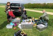 Packen für zwei Tage Wandern durch den Wald inklusive Übernachtung: Was muss mit? Vl.li.: Sarah Wiener, Guildo Horn und Peter Wohlleben.