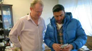 Thorsten und Trödelprofi Sükrü Pehlivan bei der Hausbegehung.