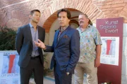 Ein Piercing bringt die Kommissare Hansen (Igor Jeftic, l.) und Hofer (Joseph Hannesschläger, r.) auf die Spur von Marcel Ewert (Christof Arnold, M.), der eine Affäre mit der ermordeten Malerin hatte.
