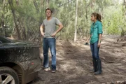 Bei ihren Ermittlungen im Sumpfgebiet der Everglades nutzt Jim (Matt Passmore) die Gelegenheit, um Callie (Kiele Sanchez) auf ihre Beziehung anzusprechen.