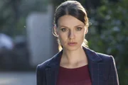 Die attraktive Juliane Landau (Julia Hartmann) ist nach ihrer Uni-Abschlussfeier spurlos verschwunden.
