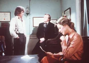 Caroline Ingalls liest Dr. Baker und ihrem Mann Charles den Brief einer Freundin vor, die sie um Hilfe bittet.
