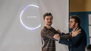 Investmentbanker Rolf (Edin Hasanović) wurde von einer KI ersetzt und ist seinen Job los. Gibt es überhaupt noch Berufe, die nicht von Alpha ersetzt werden können? Stimpel (Phil Laude) ist hilflos.
