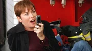 Detective Wheeler (Julianne Nicholson) und ihr Kollege werden in eine Schlägerei verwickelt. Per Handy fordert sie Verstärkung an.