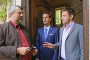 Weil Markus Achleitner (Florian Stadler, M.) um sein Erbe fürchten musste, rückt er für die Kommissare Stadler (Dieter Fischer, l.) und Hansen (Igor Jeftic, r.) in den Fokus der Ermittlungen.