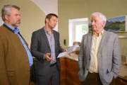 Die Kommissare Stadler (Dieter Fischer, l.) und Hansen (Igor Jeftic, M.) verdächtigen Robert Pröbstl (Nikol Voigtländer, r.), der Schulden bei seinem ermordeten Freund hatte.
