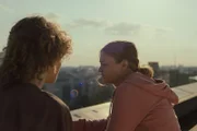 Irina Petrenko (Katja Hutko, r.) erzählt Greta (Lydia Lehmann, l.), wie es zu der Abtreibung kam, die sie vor Jahren in Polen hat vornehmen lassen.
